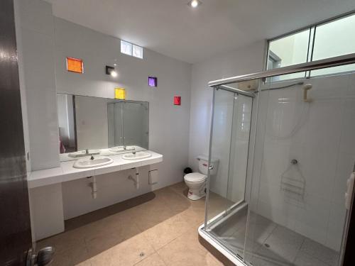 Koupelna v ubytování YOLO House Peru