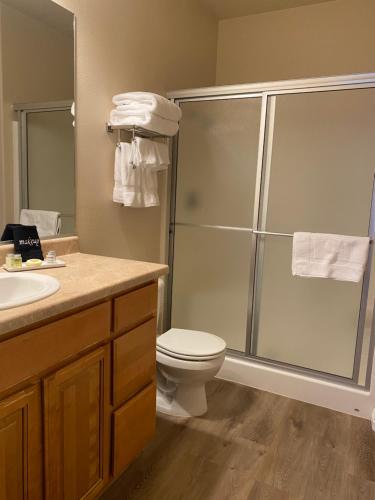 Ein Badezimmer in der Unterkunft Luxurious Condo at the Springs by Cool Properties