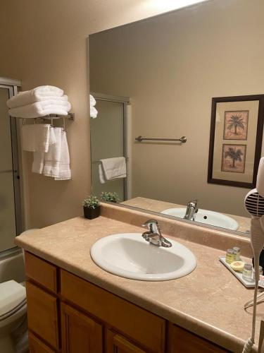 baño con lavabo y espejo grande en Luxurious Condo at the Springs by Cool Properties, en Mesquite