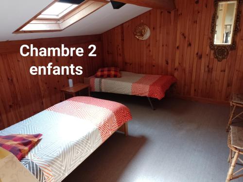 une chambre avec deux lits et une lucarne dans l'établissement Villa les Cigales a la Madrague, à Saint-Cyr-sur-Mer