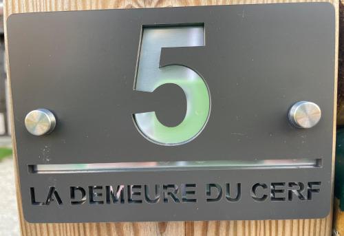 um sinal com o número cinco numa parede em La demeure du Cerf gîte de charme privatif 6P en Sologne Jacuzzi Piscine chauffée sud Orléans Beauval em Chaon