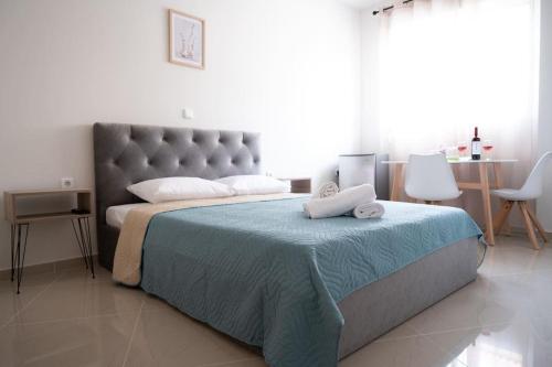 コロピオンにあるAnesis Airport rooms 102の大きなベッドと2つの枕がある寝室