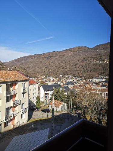 - un balcon offrant une vue sur la ville dans l'établissement St Roch La Casalle - BOYER locations, à Ax-les-Thermes