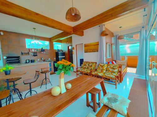 un soggiorno e una cucina con tavolo e sedie di Quarto para casal, beiramar continental Florianópolis. a Florianópolis