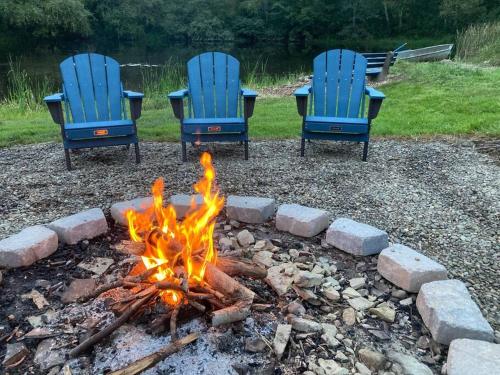 2 chaises bleues et un foyer extérieur avec 2 chaises dans l'établissement Beautiful Multi-Generational Country Home, à Corning