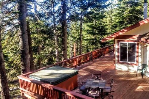 una cubierta de una cabaña con una tienda y una mesa en Hot Tub Pool Table Mountain Views Large Redwood Decks near Best Beaches Heavenly Ski Area and Casinos 9, en Stateline