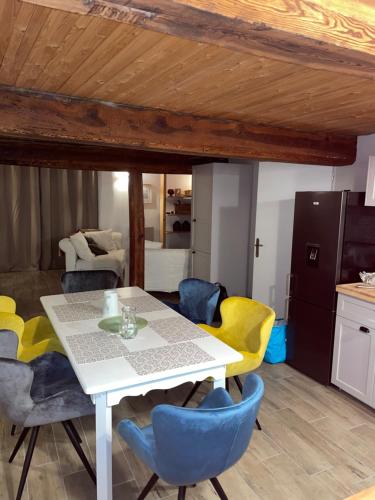 cocina y comedor con mesa y sillas en Appartement 5 personnes-1 chambre- Longefoy-Montalbert - La plagne, en Aime La Plagne