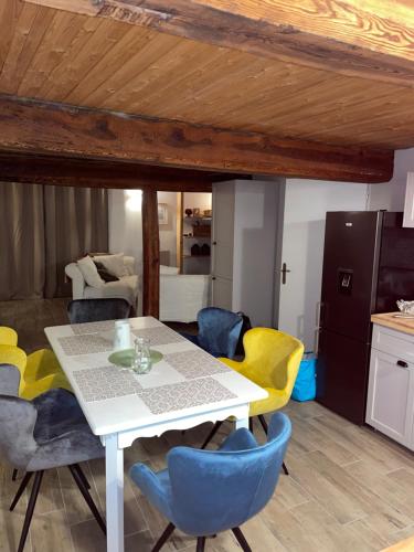 une cuisine et une salle à manger avec une table et des chaises dans l'établissement Appartement 5 personnes-1 chambre- Longefoy-Montalbert - La plagne, à Aime La Plagne