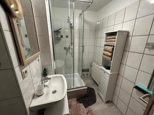 ein Badezimmer mit einer Dusche, einem Waschbecken und einer Badewanne in der Unterkunft Ferienwohnung 2, 1. OG Nähe Augenklinik in Sulzbach