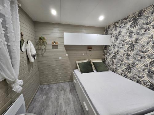 Un pat sau paturi într-o cameră la Chalet au pied des pistes