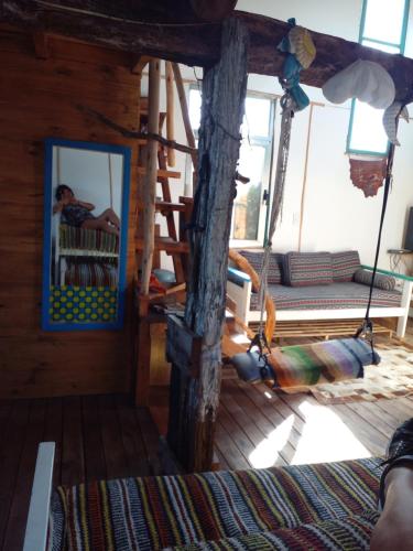 ein Zimmer auf einem Boot mit einer Person im Spiegel in der Unterkunft Casa del mar in Balneario Mar Chiquita