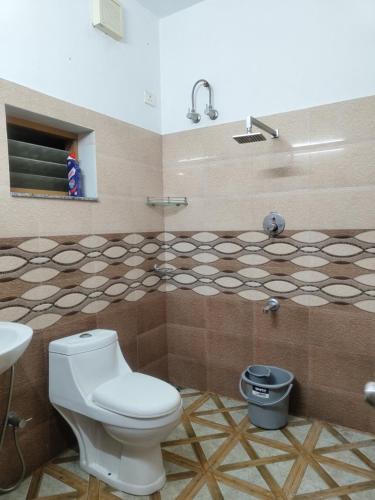 łazienka z toaletą i umywalką w obiekcie Joby homestay Kadamakudy w mieście Ernakulam