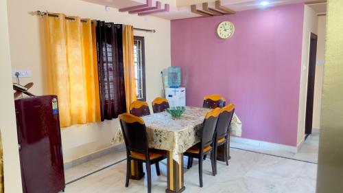 een eetkamer met een tafel en stoelen bij Prince Castle-4BHK Apartment,Guesthouse in Hyderabad