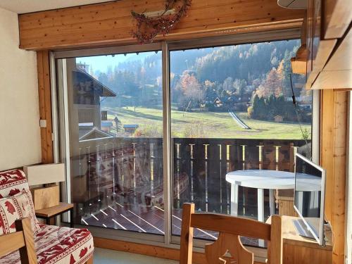 Agréable studio avec balcon proche des pistes à Chamonix, parking inclus - FR-1-517-52