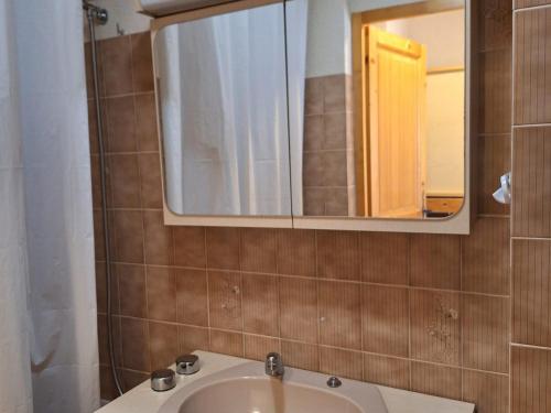 une salle de bain avec un lavabo et un miroir dans l'établissement Agréable studio avec balcon proche des pistes à Chamonix, parking inclus - FR-1-517-52, à Chamonix-Mont-Blanc