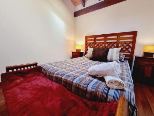 a bedroom with a bed with towels on it at Casa con Vistas hacia la Montaña en Angoustrine in Angoustrine