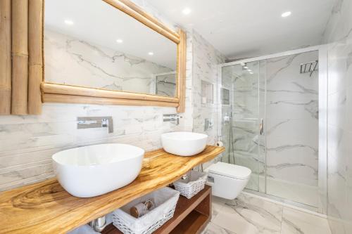 een badkamer met een wastafel en een douche bij Veracruz 11-B Deluxe Apartment Levante Beach in Benidorm