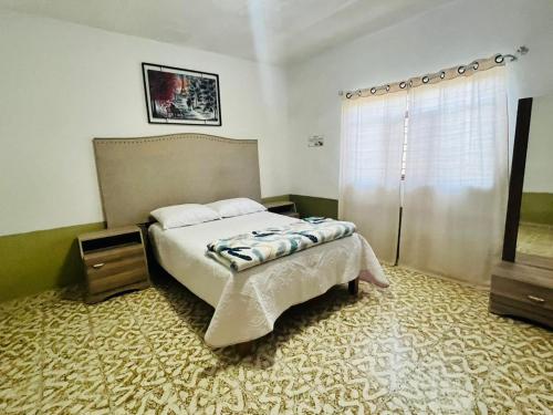 a bedroom with a bed and a window at Casa Limón, es tu casa, tu grande residencia in Calvillo