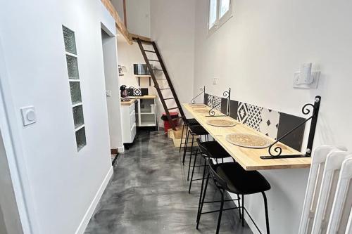 une rangée de tables et de chaises dans une pièce dans l'établissement Élégant*Epoxy*Design&Décor, à Domfront