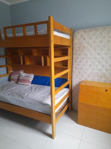 a bunk bed with a ladder in a room at Casa de praia com piscina in Itanhaém