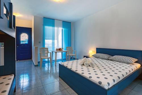 アルハンゲロスにあるStegna-TULAのベッドルーム1室(ベッド1台、テーブル、椅子付)