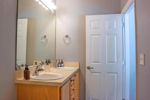 een badkamer met 2 wastafels en een spiegel bij TR1411RC - 3 Bedrooms - 3 Baths - Pool - Patio in Orlando