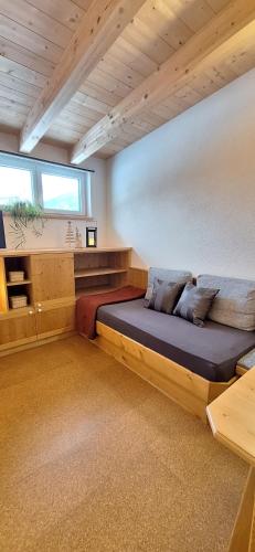 1 dormitorio con 1 cama grande en una habitación en Apartments Amelie Kaunerberg -1-, en Kaunerberg