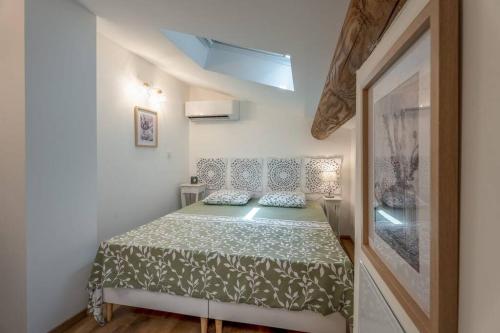 Ein Bett oder Betten in einem Zimmer der Unterkunft Gorgeous Village Mas - central, pool, parking, A/C