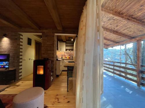 ein großes Zimmer mit Küche und Balkon in der Unterkunft Tiny house ZAZA in Kolašin