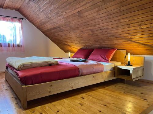 Giường trong phòng chung tại Tiny house ZAZA