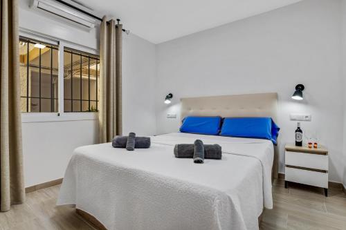 1 dormitorio con 2 camas y toallas. en Gaia de SteraM Flats, en Torremolinos