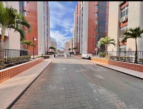 an empty street in a city with tall buildings at Aconchegante apart no Park Sul in Brasília