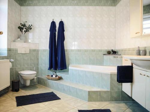 un bagno con vasca, WC e lavandino di Ferienwohnung, Wittenburg a Wittenburg