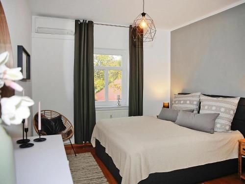 een slaapkamer met een bed en een raam bij Apartment, Wittenburg in Wittenburg