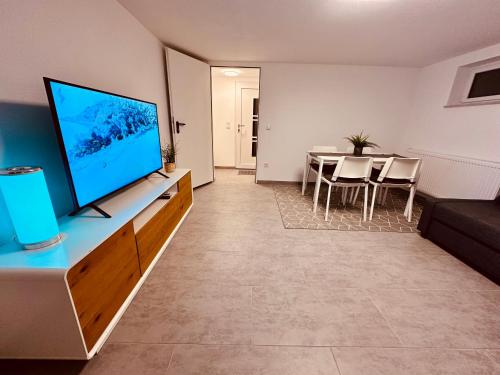 Televisyen dan/atau pusat hiburan di Gemütliche Wohnung in Leverkusen