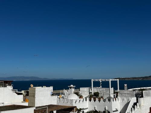 Meerblick vom Dach eines Gebäudes in der Unterkunft House with sea view in Kasbah in Tangier