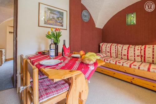 a living room with a table and a couch at Location Vanoise in Bramans