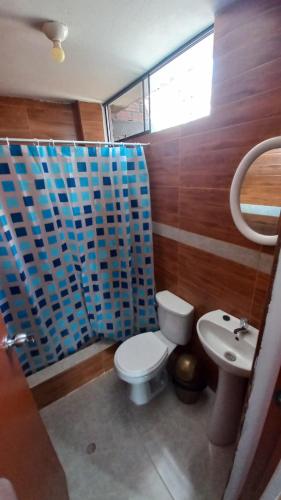 uma casa de banho com um WC e um lavatório em The Tourist House em Ica