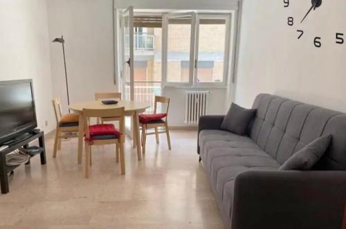 uma sala de estar com um sofá e uma mesa em Monteverde relax house em Roma