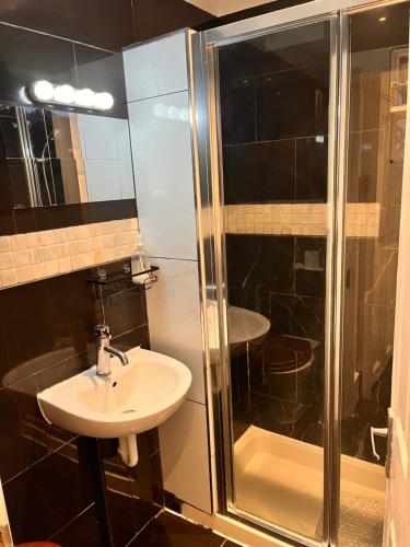 a bathroom with a sink and a shower at Luxury city centre Apartment in London