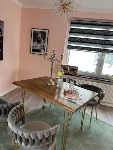 d'une salle à manger avec une table, des chaises et une fenêtre. dans l'établissement Villa Maxima, à Bad Wildungen
