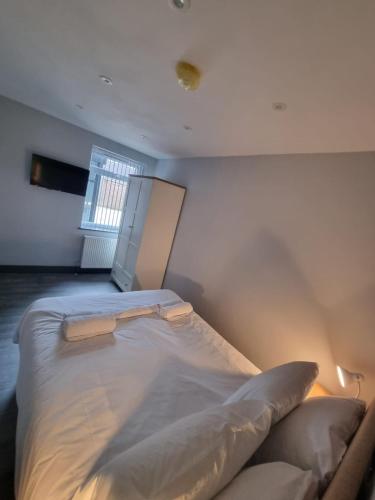 een groot bed in een kamer met een raam bij Sussex apartments 26A in Grimsby