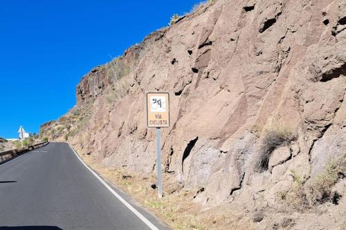 a road sign on the side of a mountain at La Pérgola Calma in San Bartolomé de Tirajana