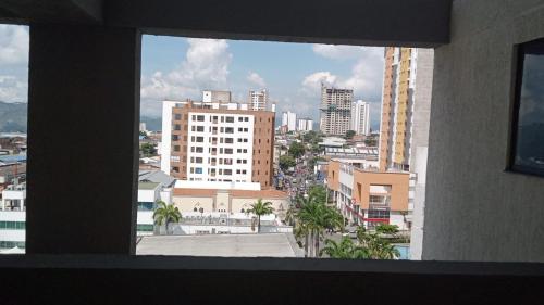 Aparta estudio NUEVO- zona centrica de Bucaramanga في بوكارامانغا: اطلالة على المدينة من النافذة