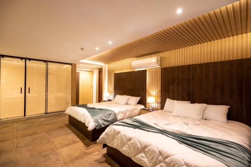 Una cama o camas en una habitación de Blue Pyramids Eyes Hotel