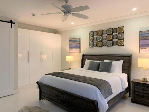 A bed or beds in a room at Jamaica Bookings