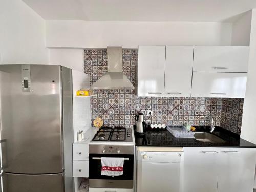 eine Küche mit Herd und Kühlschrank in der Unterkunft Derya'ca in Kaş