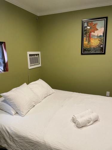 Cama o camas de una habitación en Private Standalone Room w/ TV, WIFI & AC in Carson (South Bay)