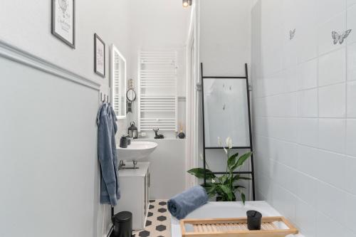 Et badeværelse på HOMEY Apartments - im Viertel mit Parkplatz