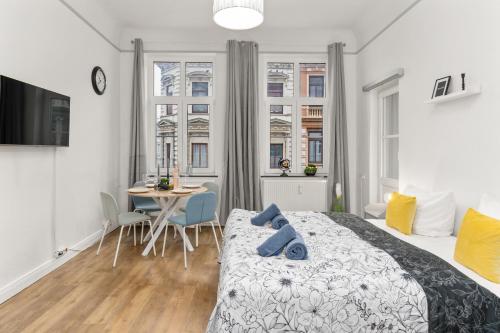 a bedroom with a bed and a table with chairs at HOMEY Apartments - im Viertel mit Parkplatz in Bremen